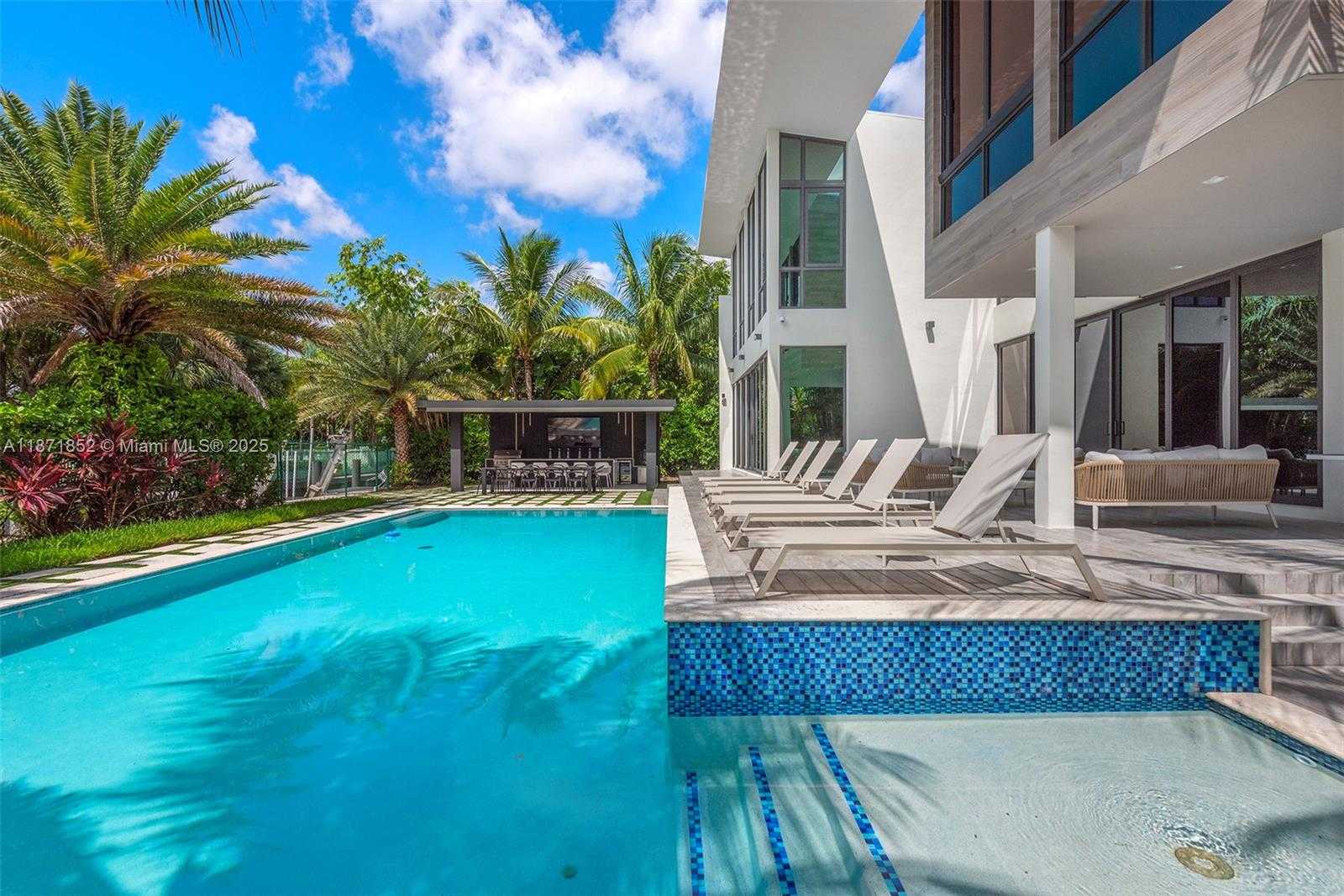 Small Image of 521 HOLIDAY DR, Hallandale Beach Number 8