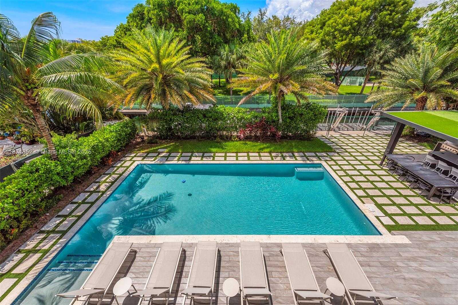 Small Image of 521 HOLIDAY DR, Hallandale Beach Number 9