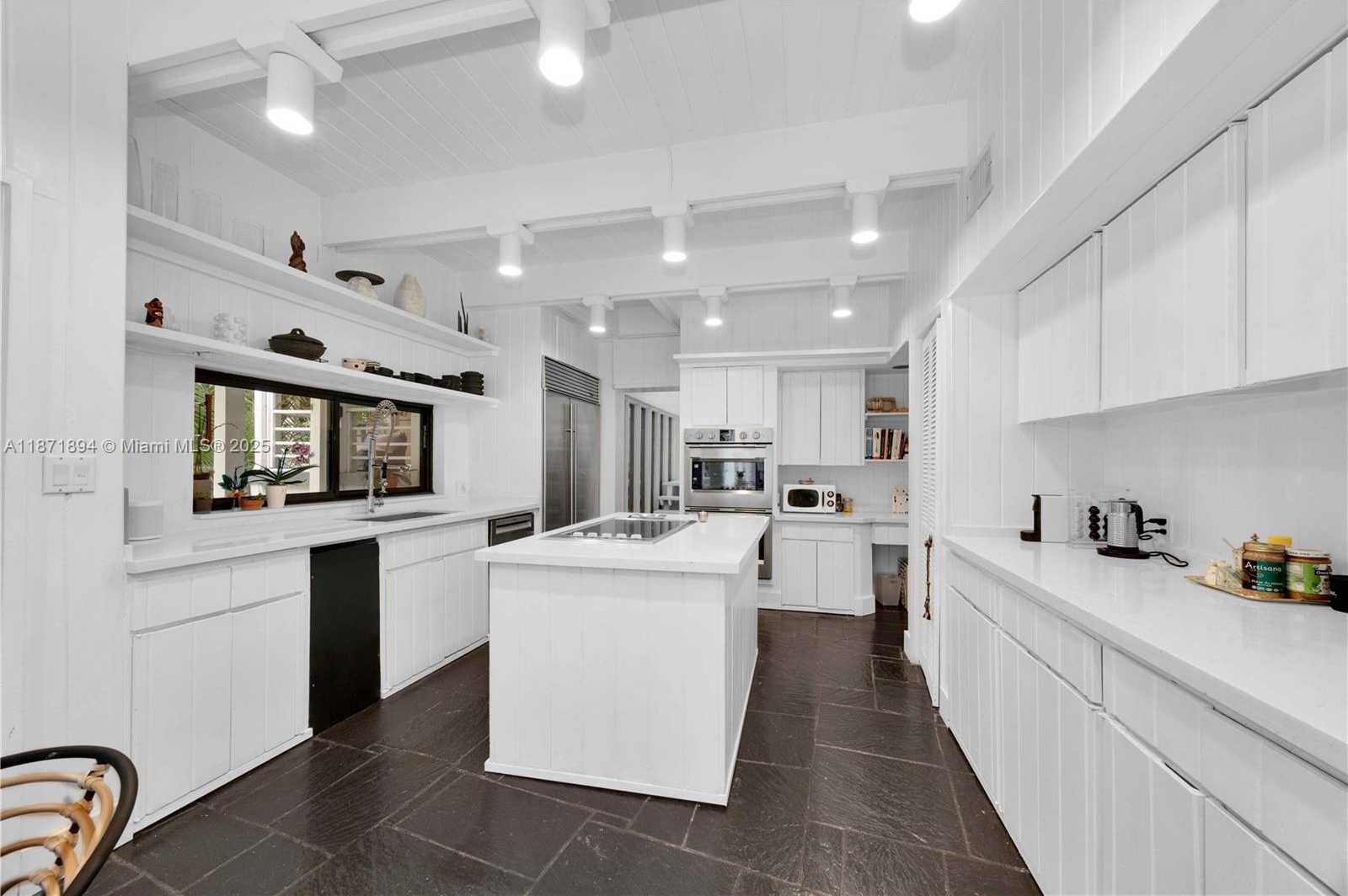 Small Image of 5600 OAKWOOD LN, Coral Gables Number 24