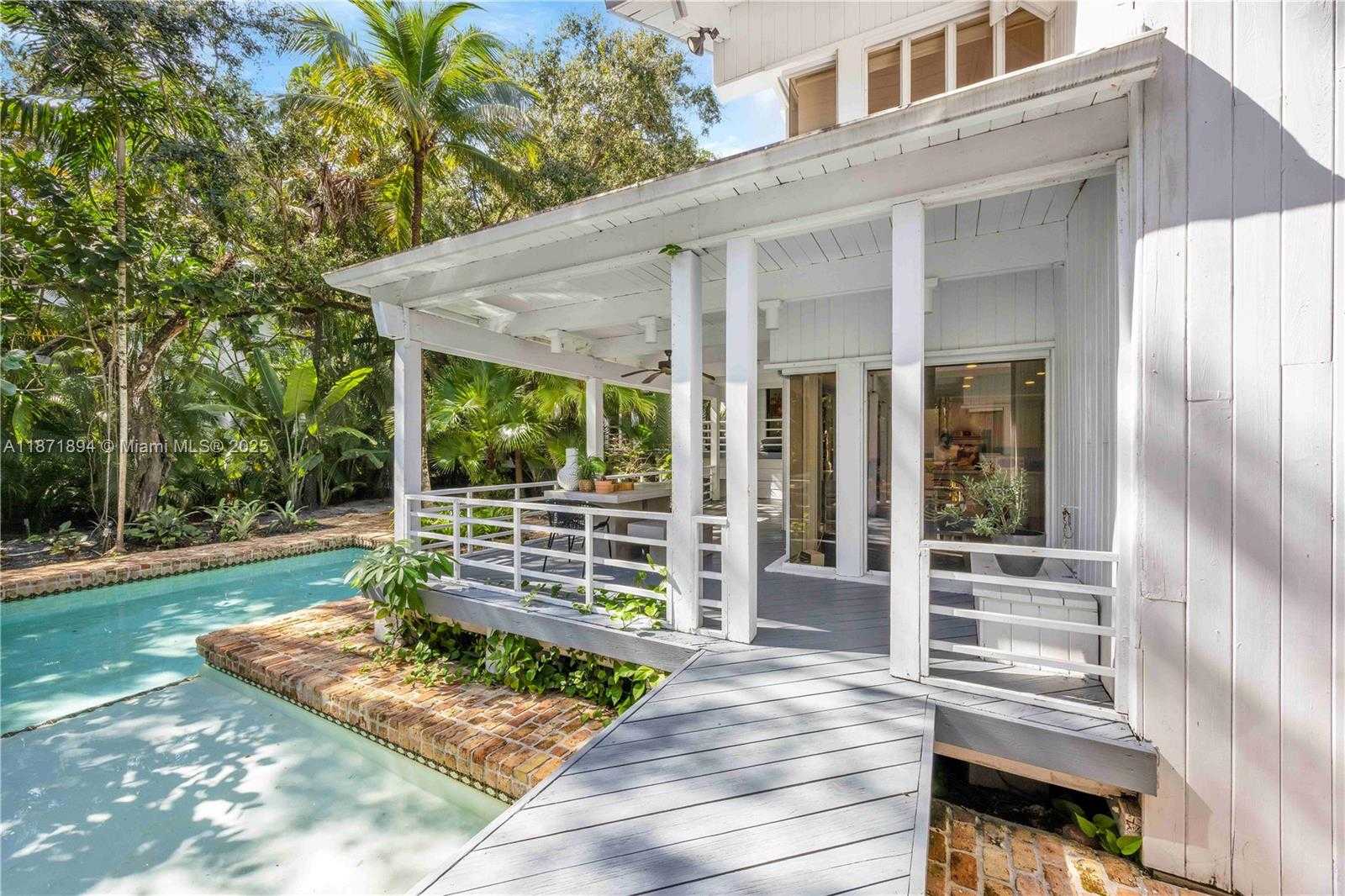 Small Image of 5600 OAKWOOD LN, Coral Gables Number 3