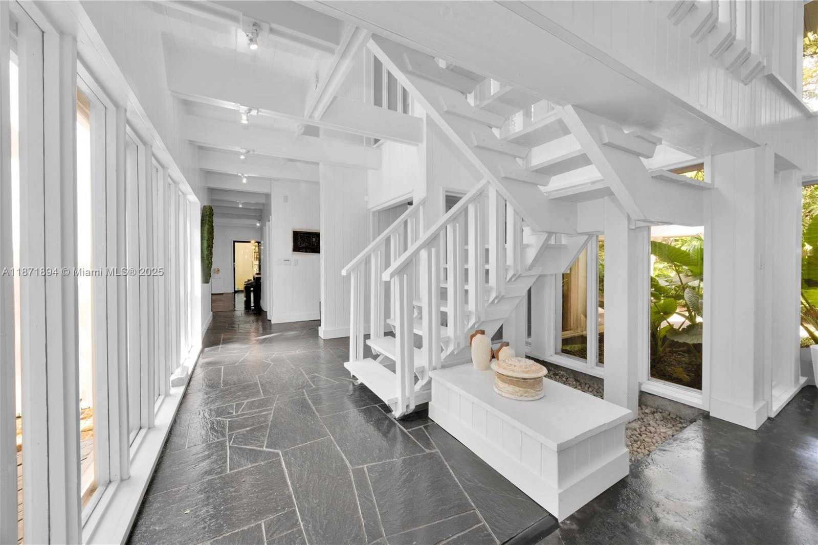 Small Image of 5600 OAKWOOD LN, Coral Gables Number 9