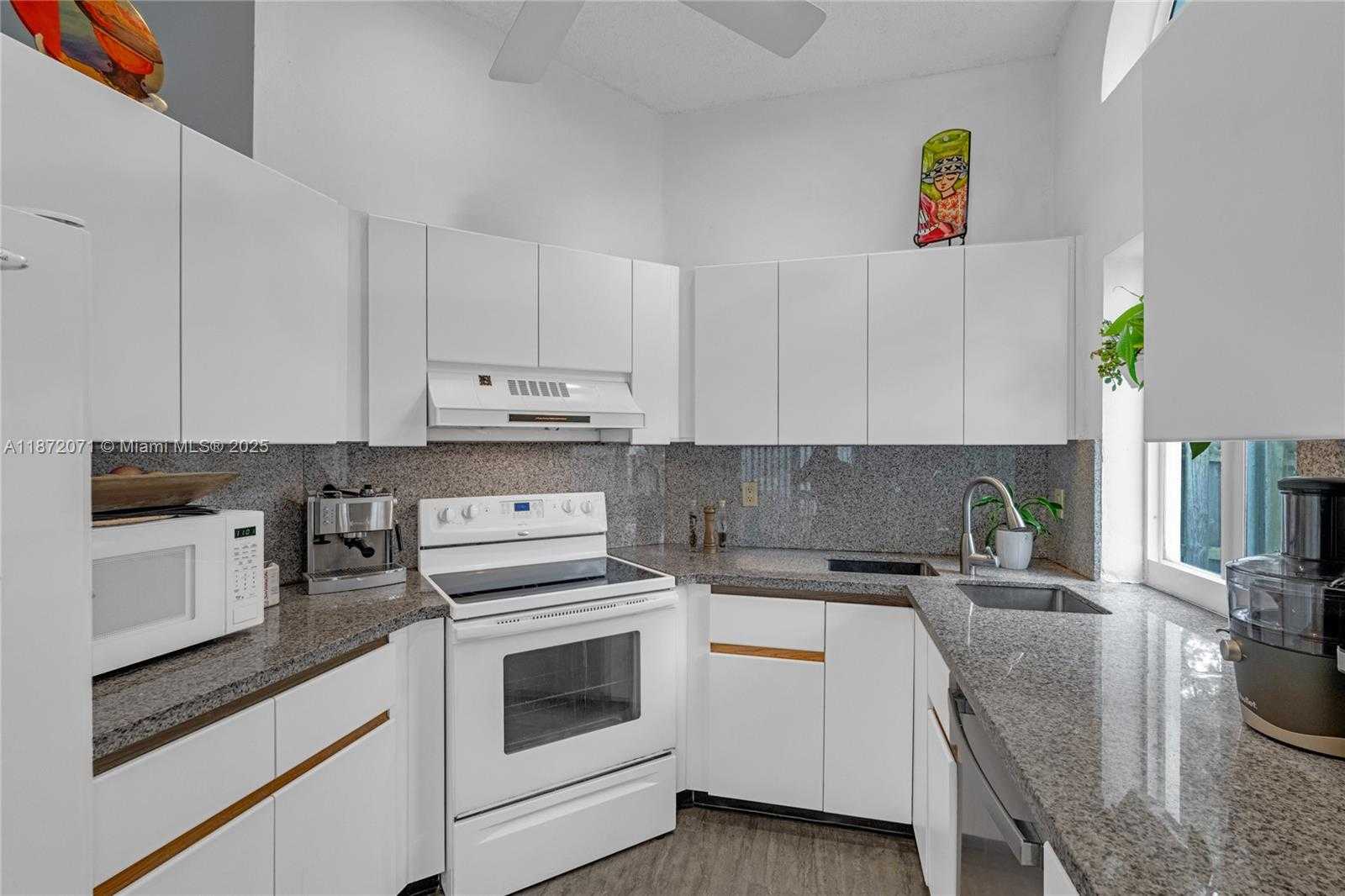 Small Image of 1361 SEAGRAPE CIR, Weston Number 15