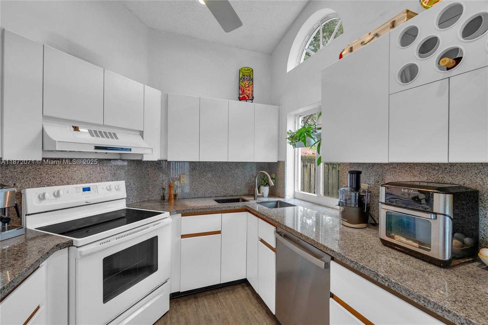 Small Image of 1361 SEAGRAPE CIR, Weston Number 17