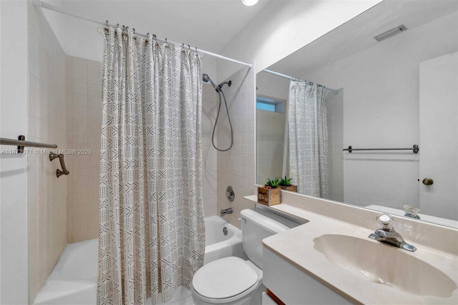 Small Image of 1361 SEAGRAPE CIR, Weston Number 24