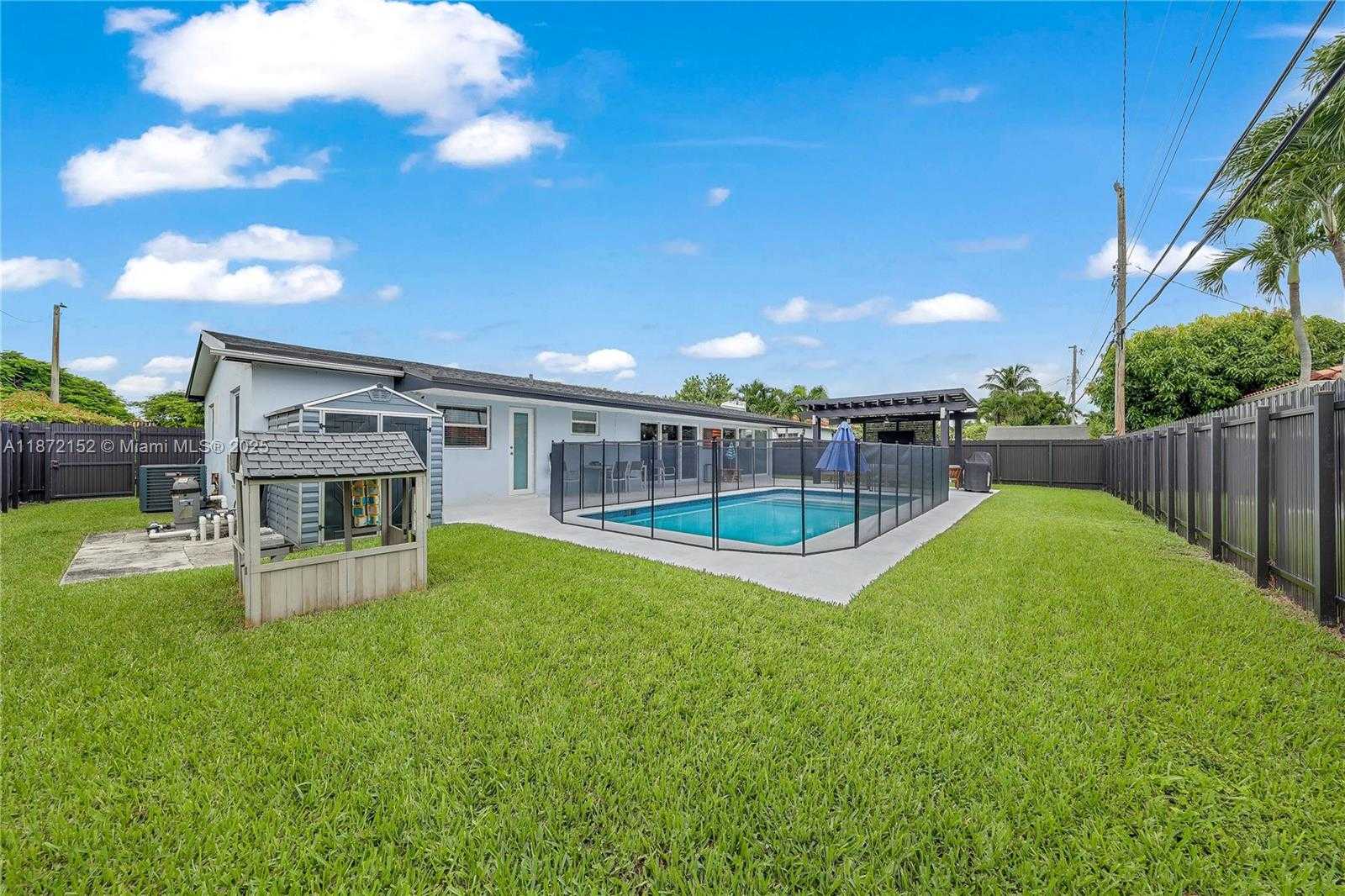 Small Image of 9271 SOUTH WEST 58 TERR, Miami Number 2