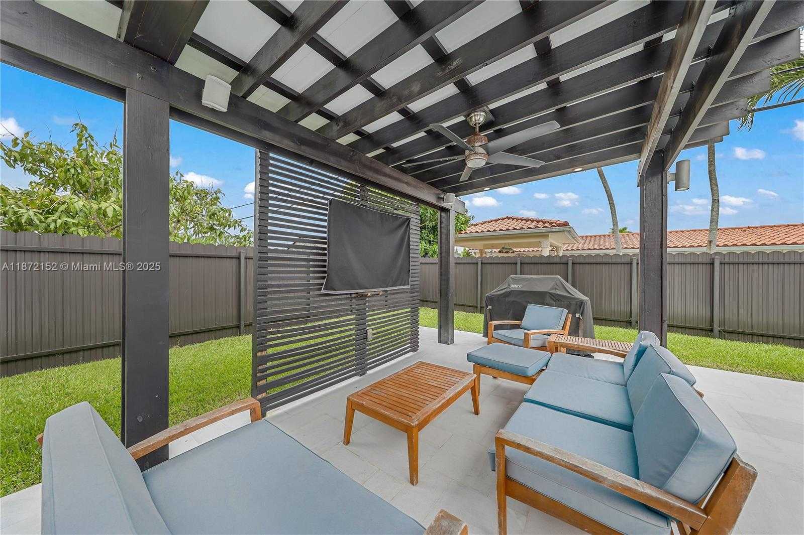 Small Image of 9271 SOUTH WEST 58 TERR, Miami Number 3