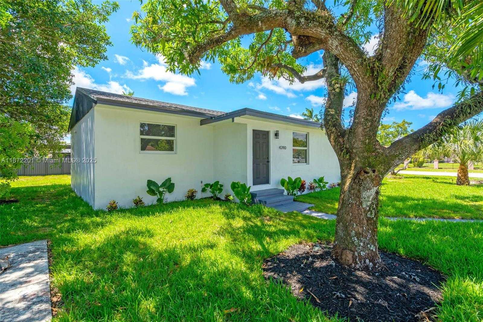 Small Image of 4390 NORTH WEST 171ST ST, Miami Gardens Number 2