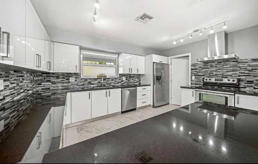 Small Image of 909 NORTH 13TH CT, Hollywood Number 10