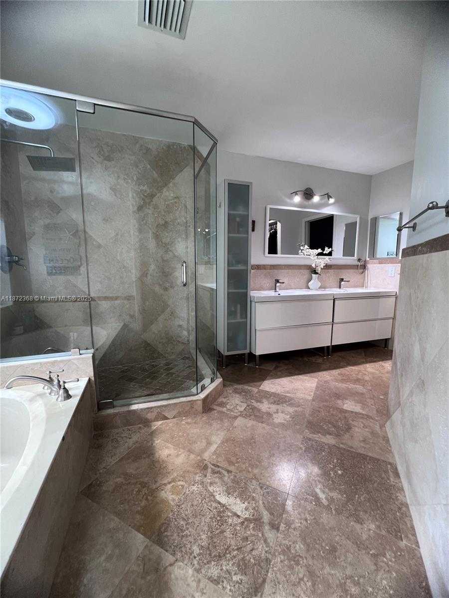Small Image of 1371 BAYVIEW CIR, Weston Number 12