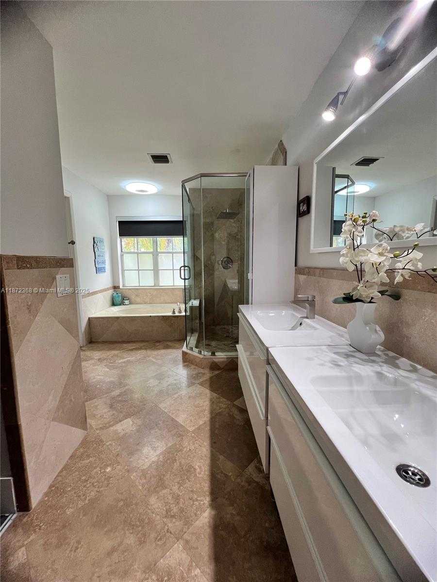 Small Image of 1371 BAYVIEW CIR, Weston Number 13
