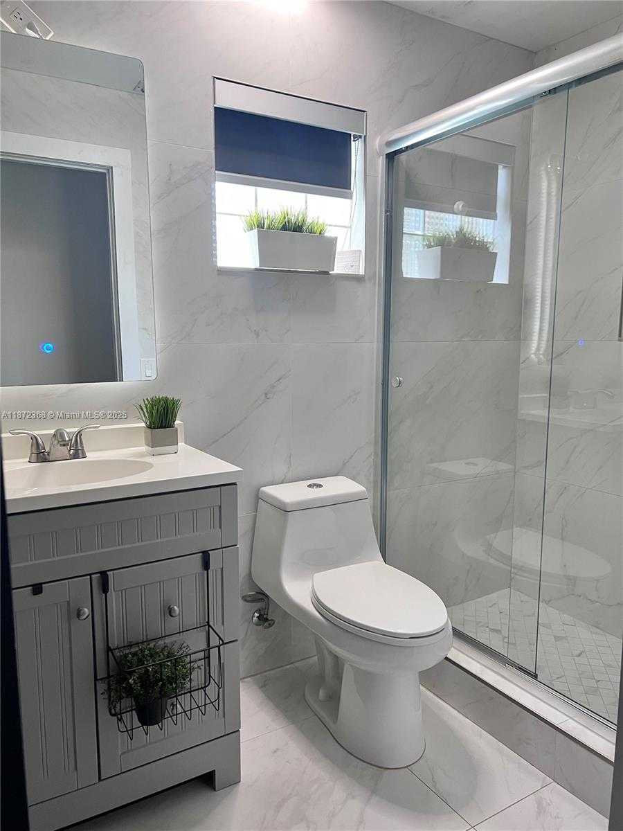 Small Image of 1371 BAYVIEW CIR, Weston Number 15
