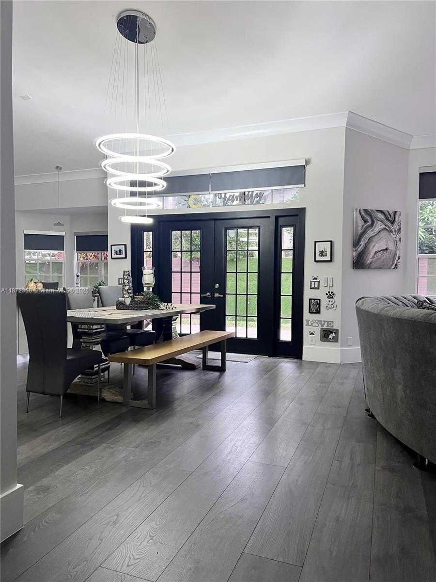 Small Image of 1371 BAYVIEW CIR, Weston Number 6
