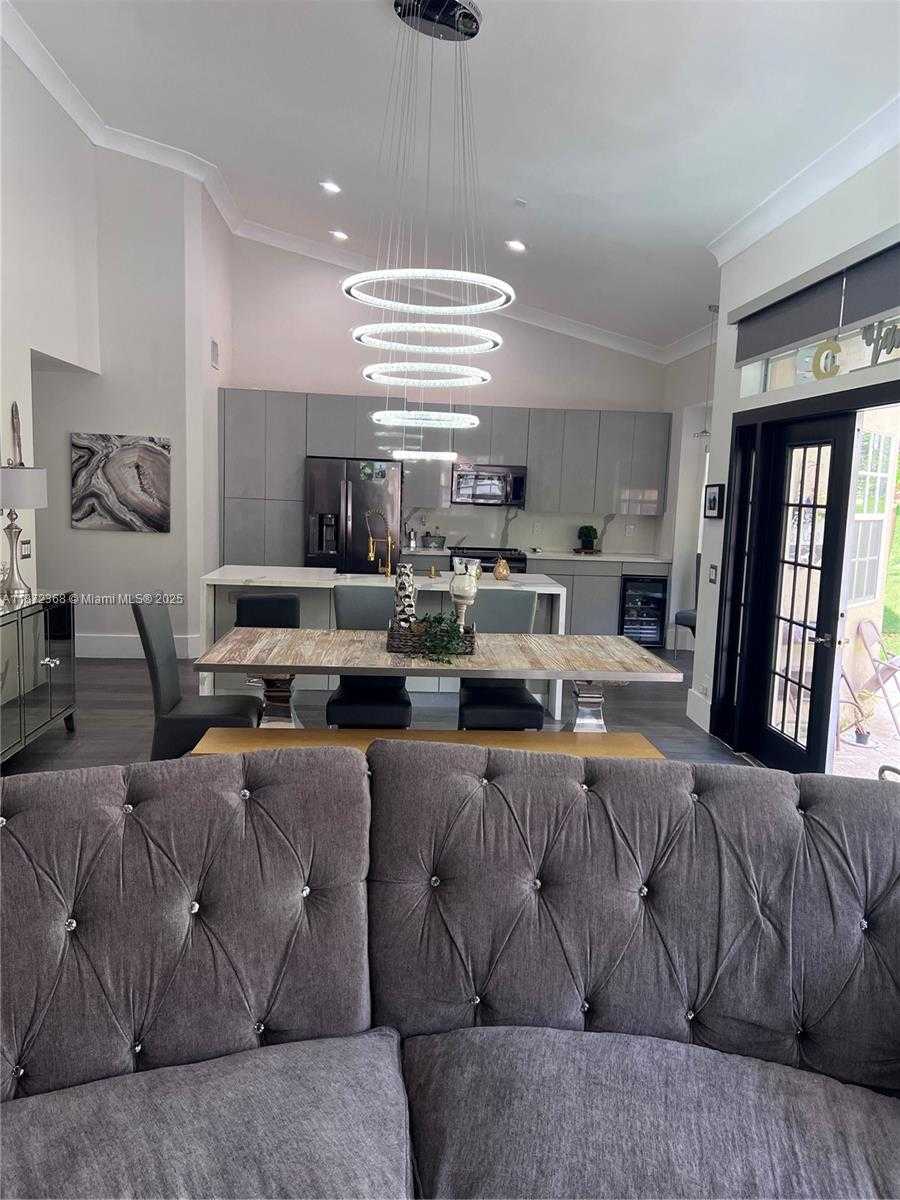 Small Image of 1371 BAYVIEW CIR, Weston Number 7