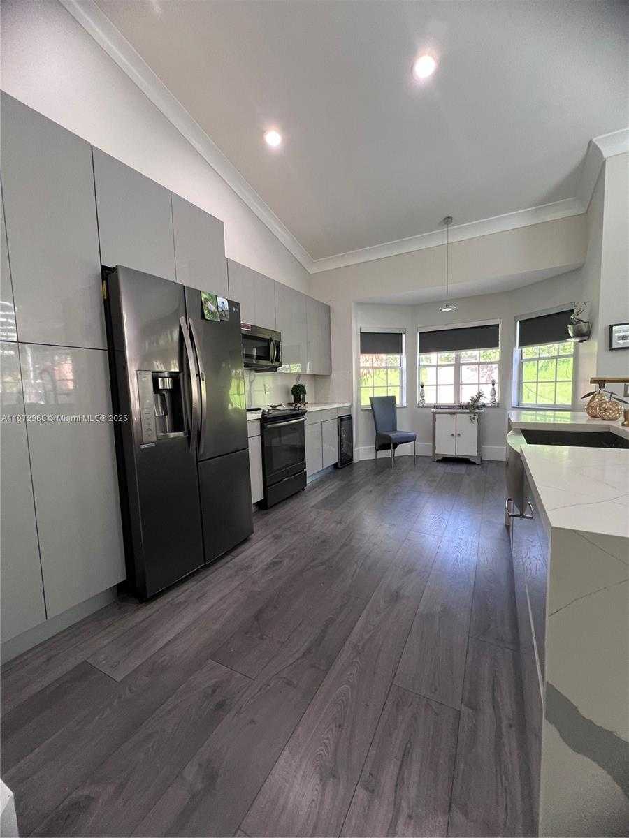 Small Image of 1371 BAYVIEW CIR, Weston Number 9