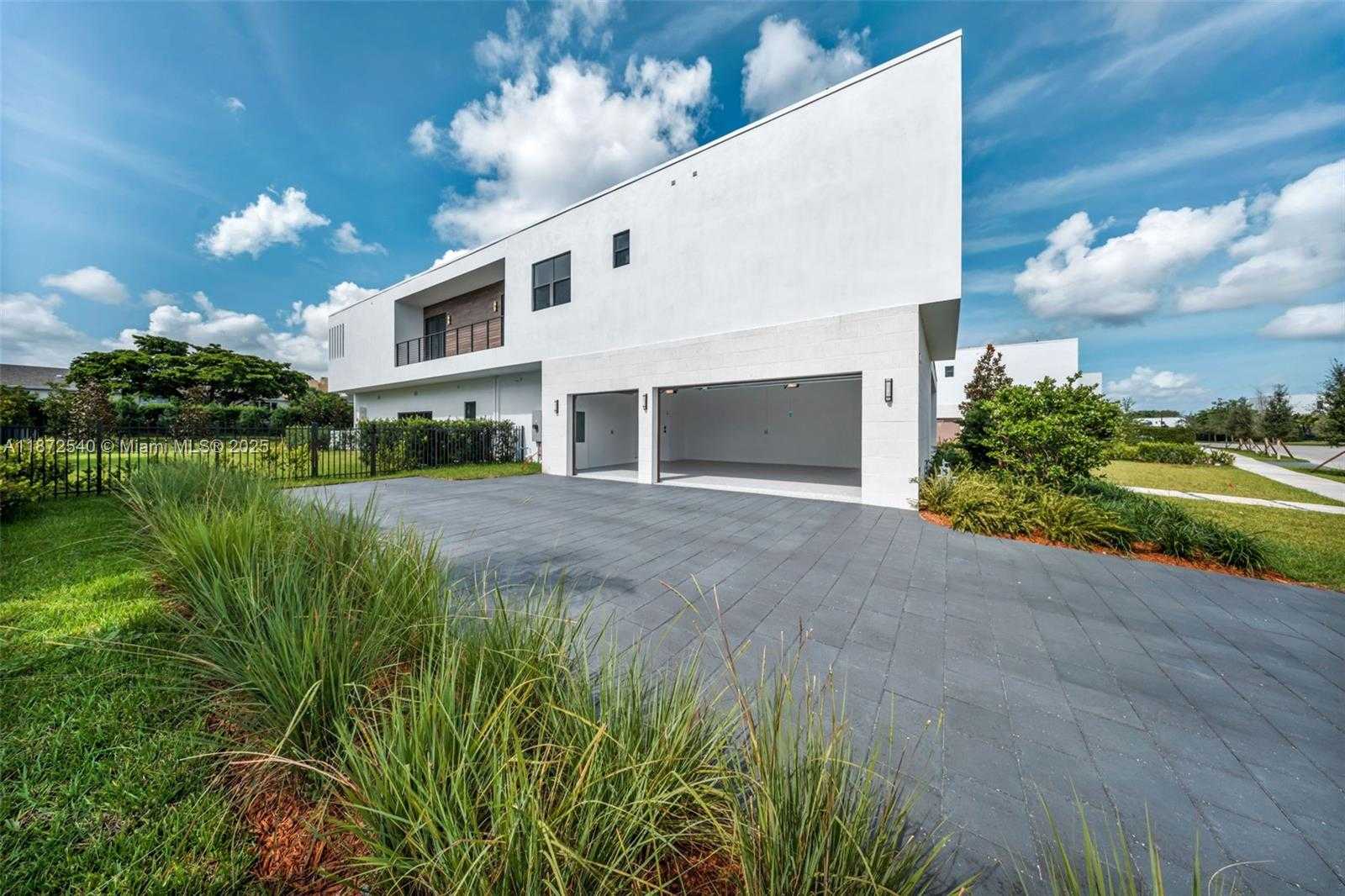 Small Image of 16740 NORTH BOTANIKO DR N, Weston Number 3