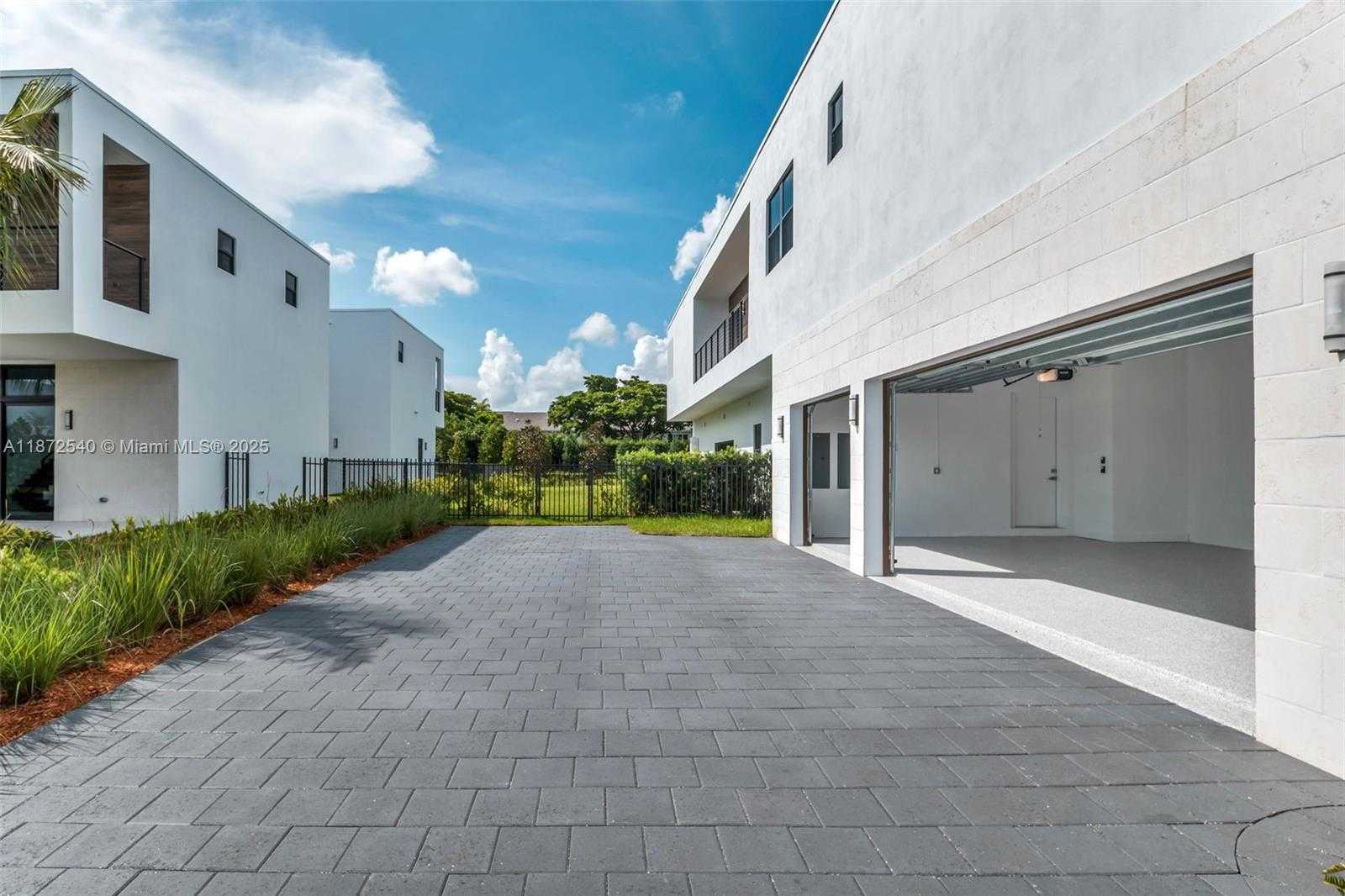 Small Image of 16740 NORTH BOTANIKO DR N, Weston Number 77