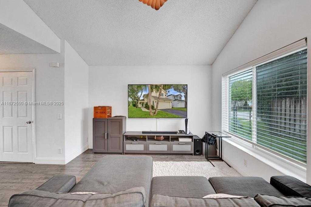 Small Image of 2747 PINEWOOD CT, Davie Number 10