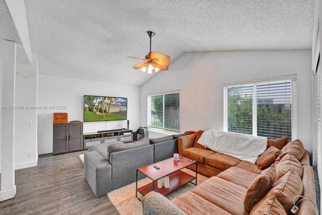Small Image of 2747 PINEWOOD CT, Davie Number 8