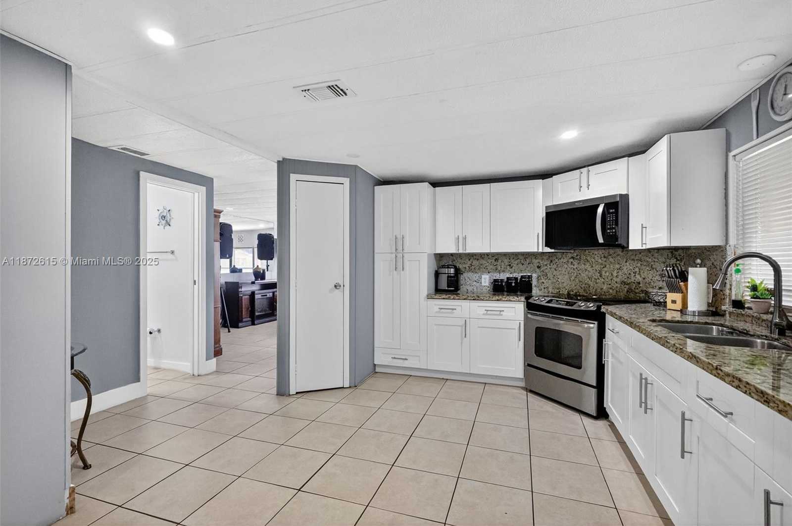 Small Image of 21831 SOUTH HERITAGE CIR, Pembroke Pines Number 10