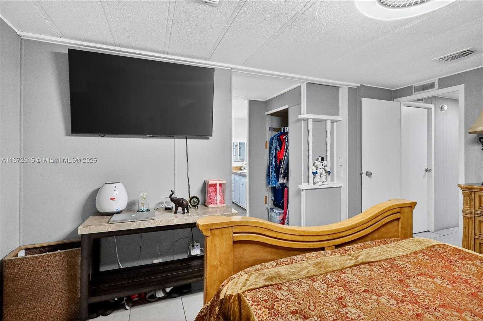 Small Image of 21831 SOUTH HERITAGE CIR, Pembroke Pines Number 16
