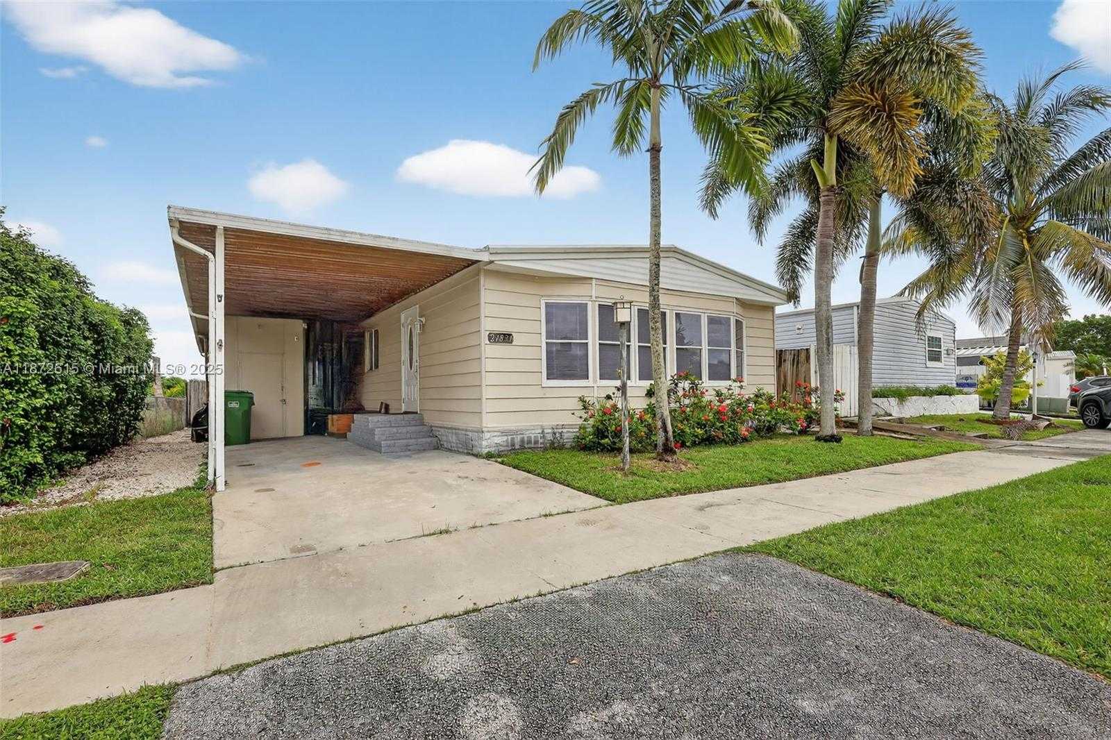 Small Image of 21831 SOUTH HERITAGE CIR, Pembroke Pines Number 2