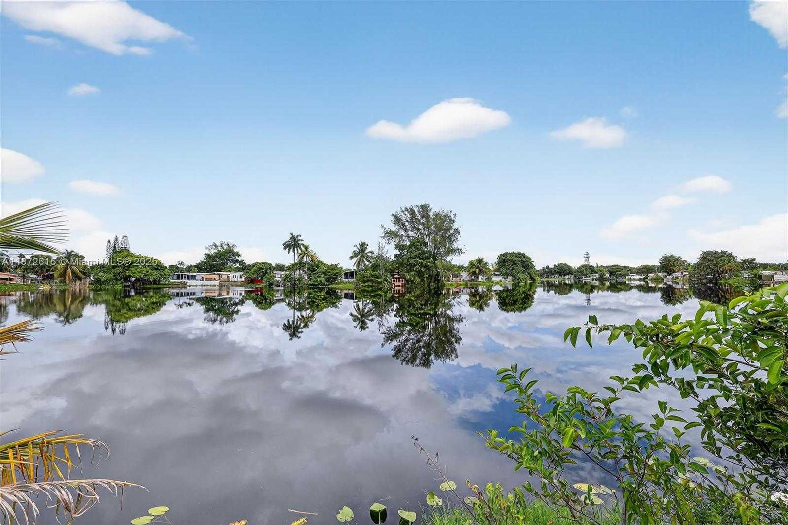 Small Image of 21831 SOUTH HERITAGE CIR, Pembroke Pines Number 25