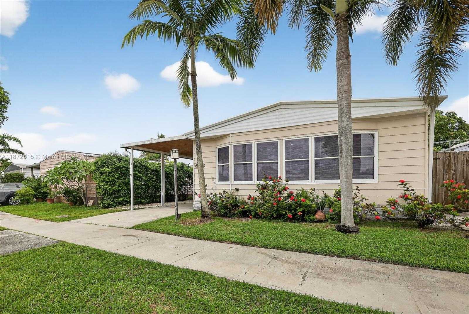 Small Image of 21831 SOUTH HERITAGE CIR, Pembroke Pines Number 3