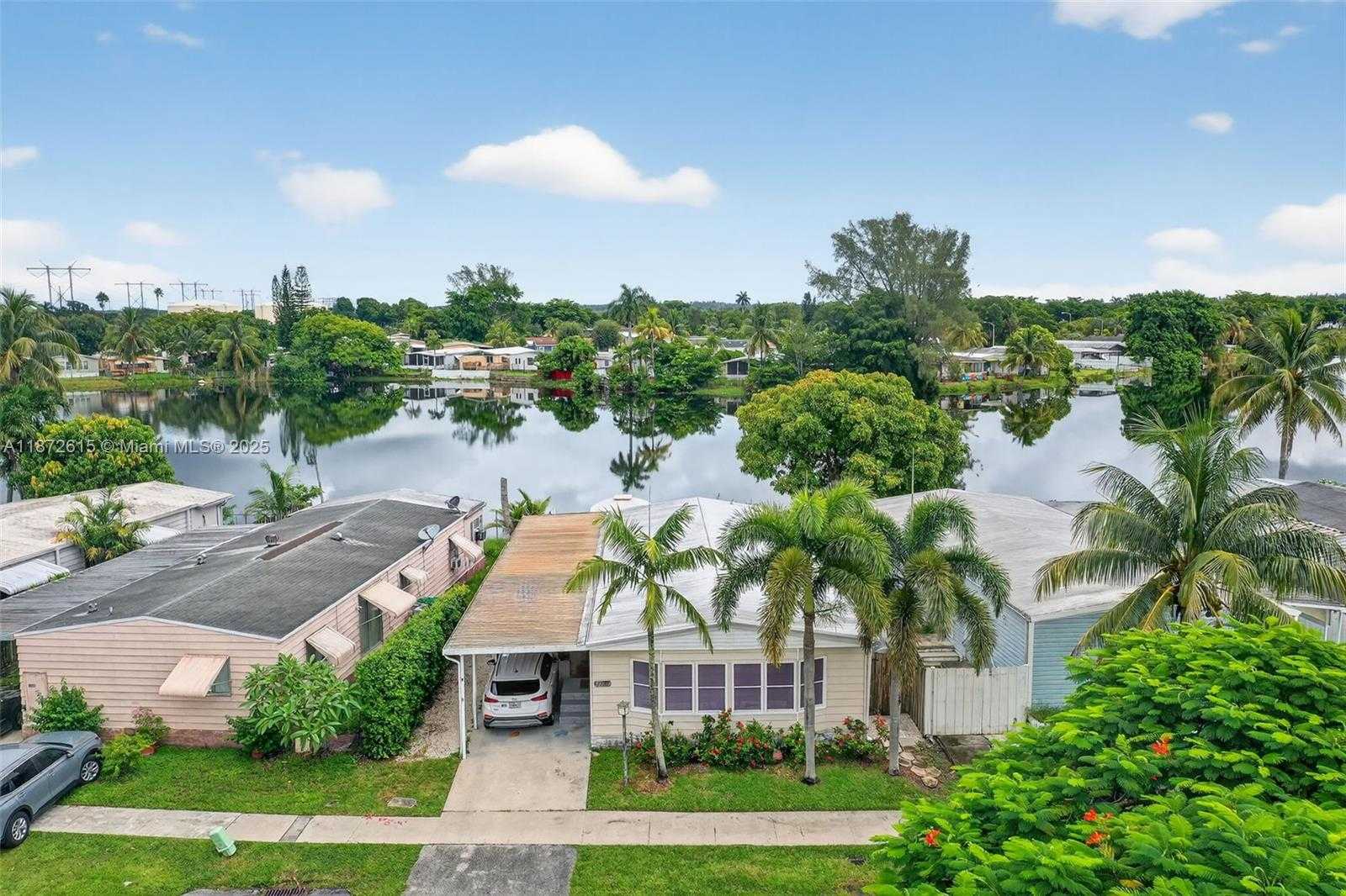 Small Image of 21831 SOUTH HERITAGE CIR, Pembroke Pines Number 33