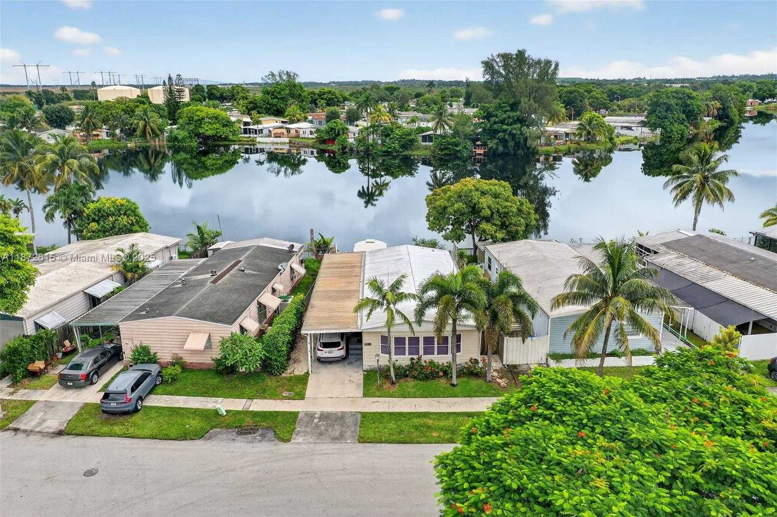 Small Image of 21831 SOUTH HERITAGE CIR, Pembroke Pines Number 34