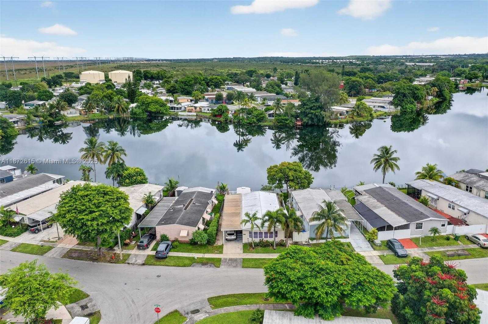 Small Image of 21831 SOUTH HERITAGE CIR, Pembroke Pines Number 35