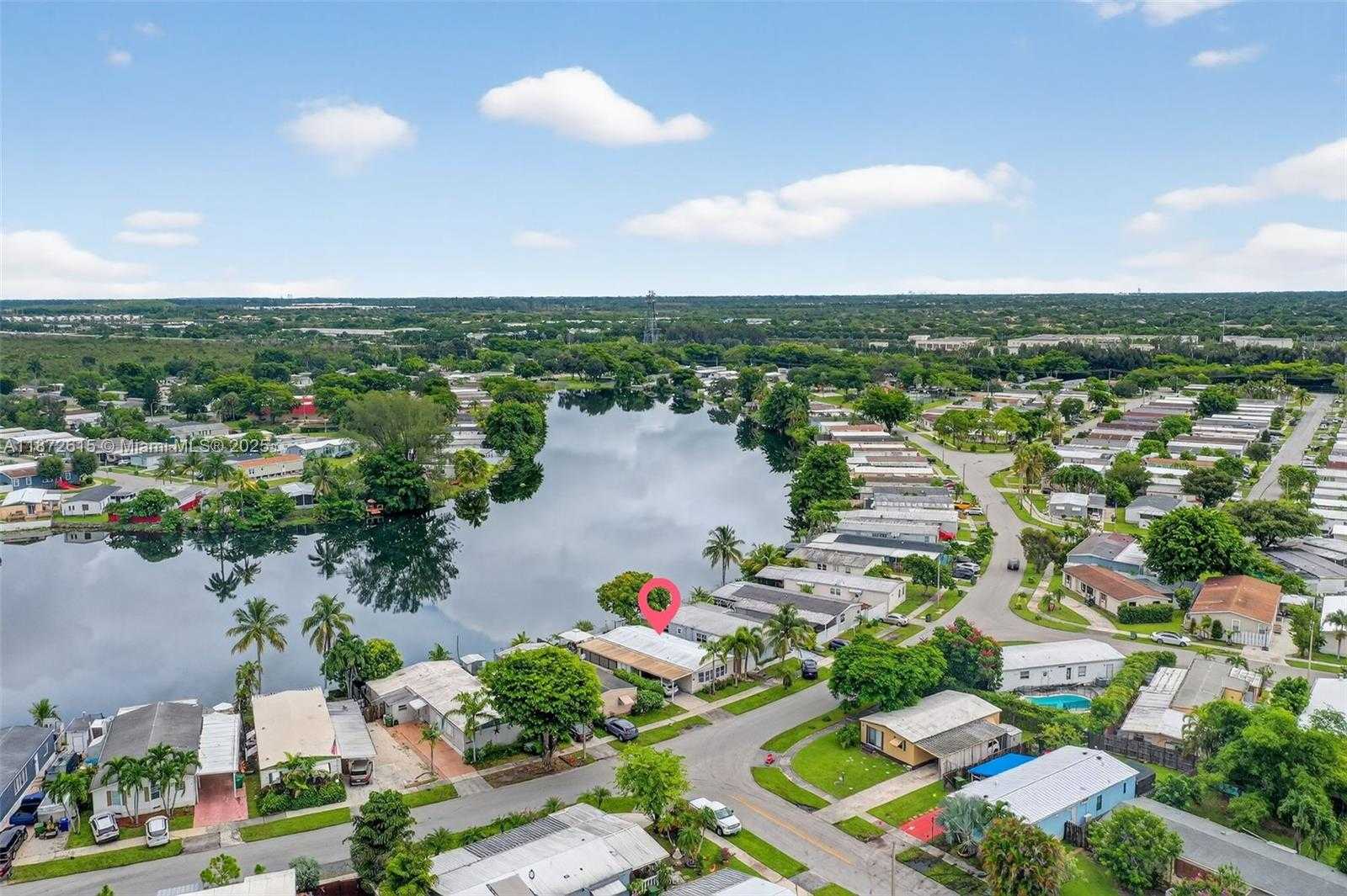 Small Image of 21831 SOUTH HERITAGE CIR, Pembroke Pines Number 37