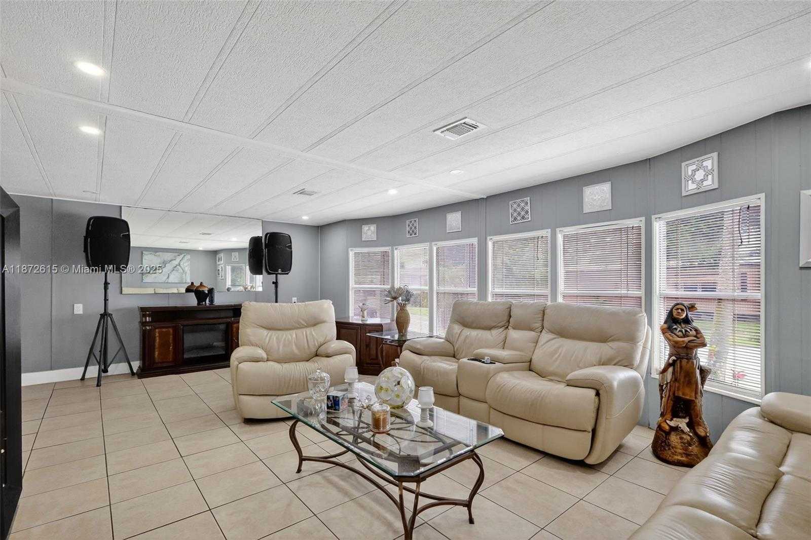 Small Image of 21831 SOUTH HERITAGE CIR, Pembroke Pines Number 4