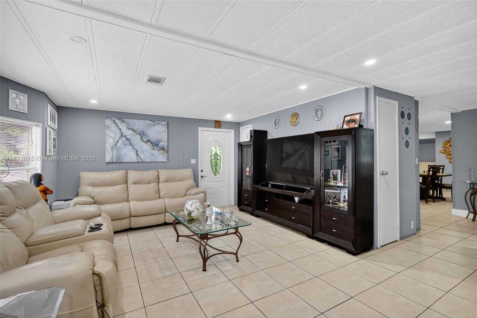 Small Image of 21831 SOUTH HERITAGE CIR, Pembroke Pines Number 5