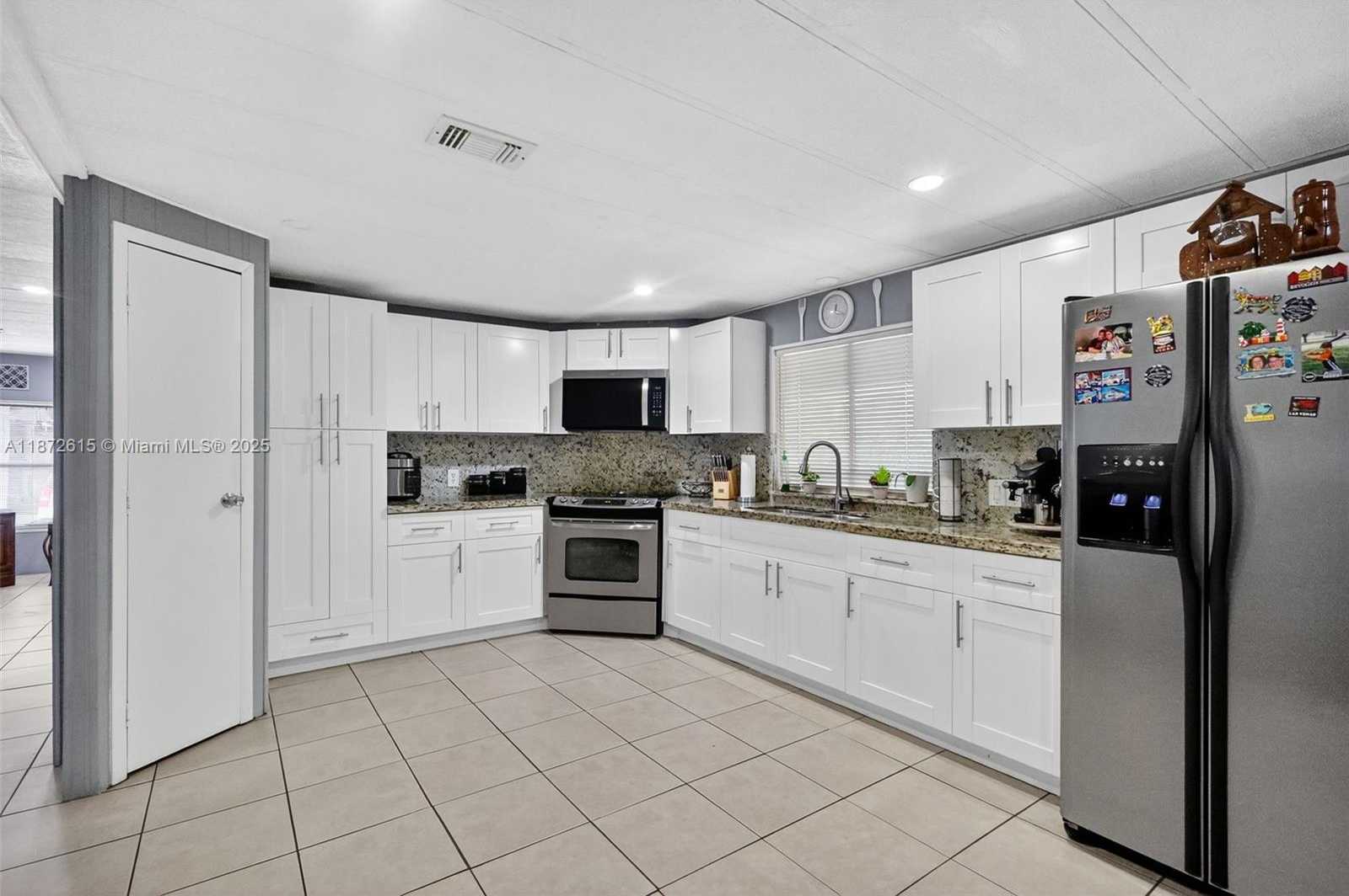 Small Image of 21831 SOUTH HERITAGE CIR, Pembroke Pines Number 9