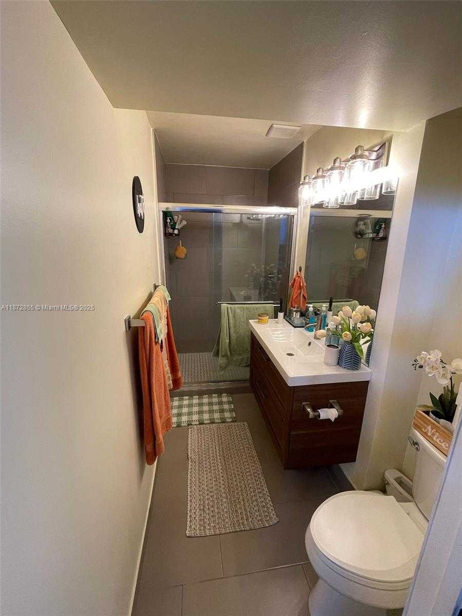 Small Image of 13168 SOUTH WEST 93RD PL, Miami Number 2