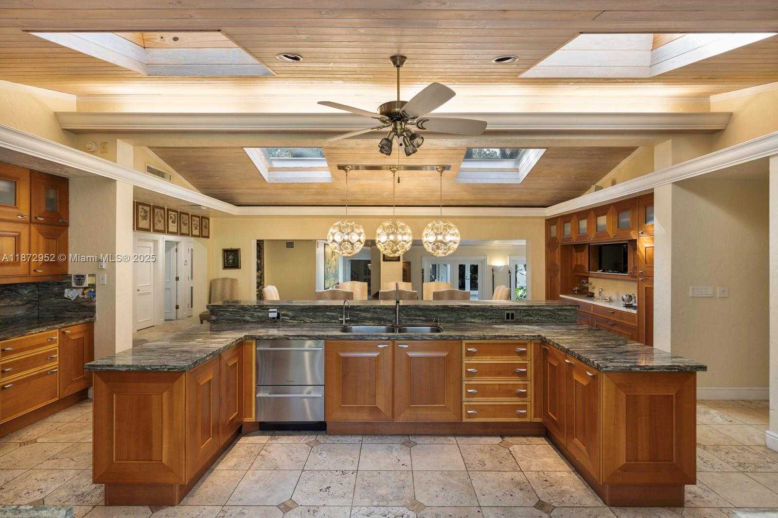 Small Image of 10100 LAKESIDE DR, Coral Gables Number 12