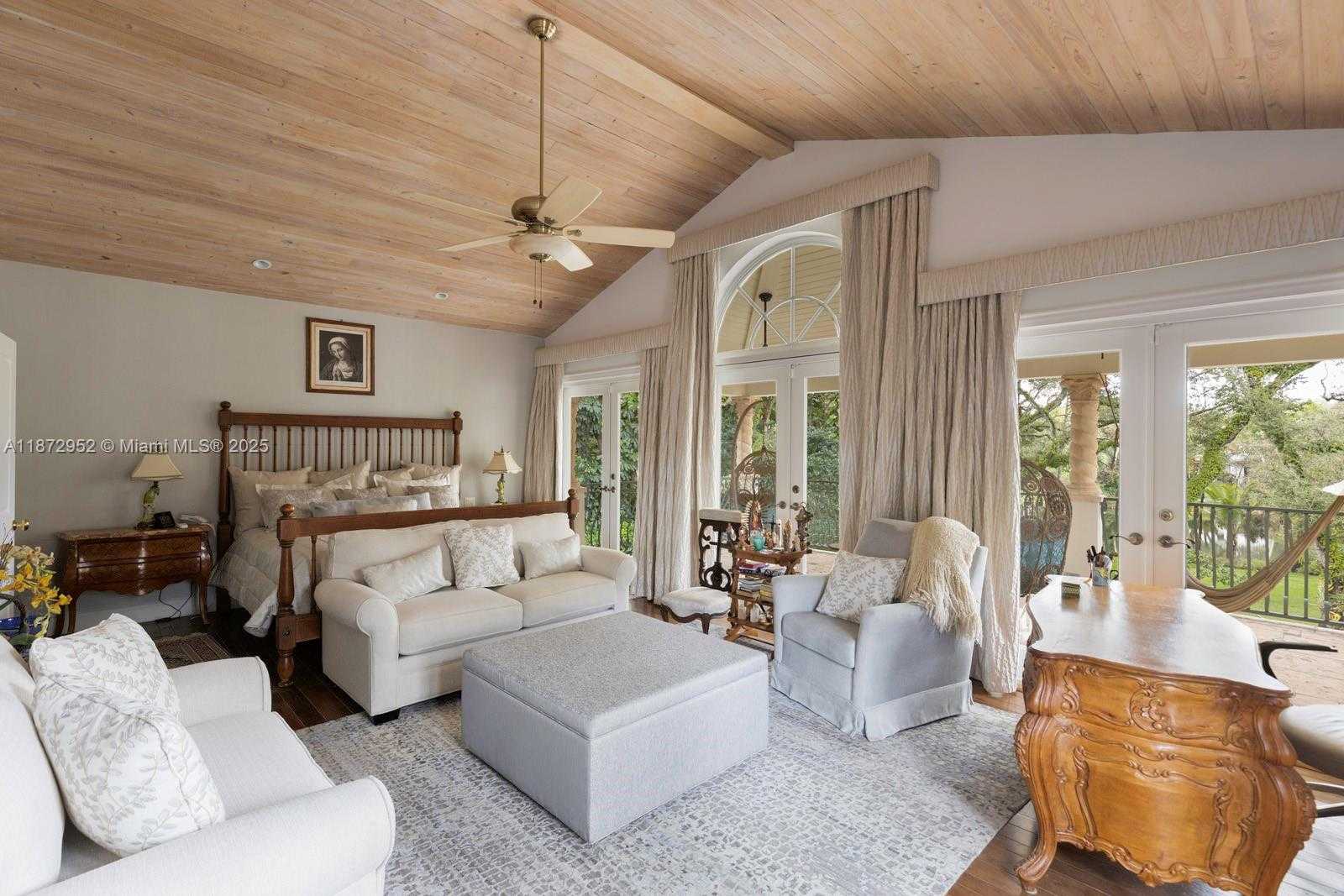 Small Image of 10100 LAKESIDE DR, Coral Gables Number 14