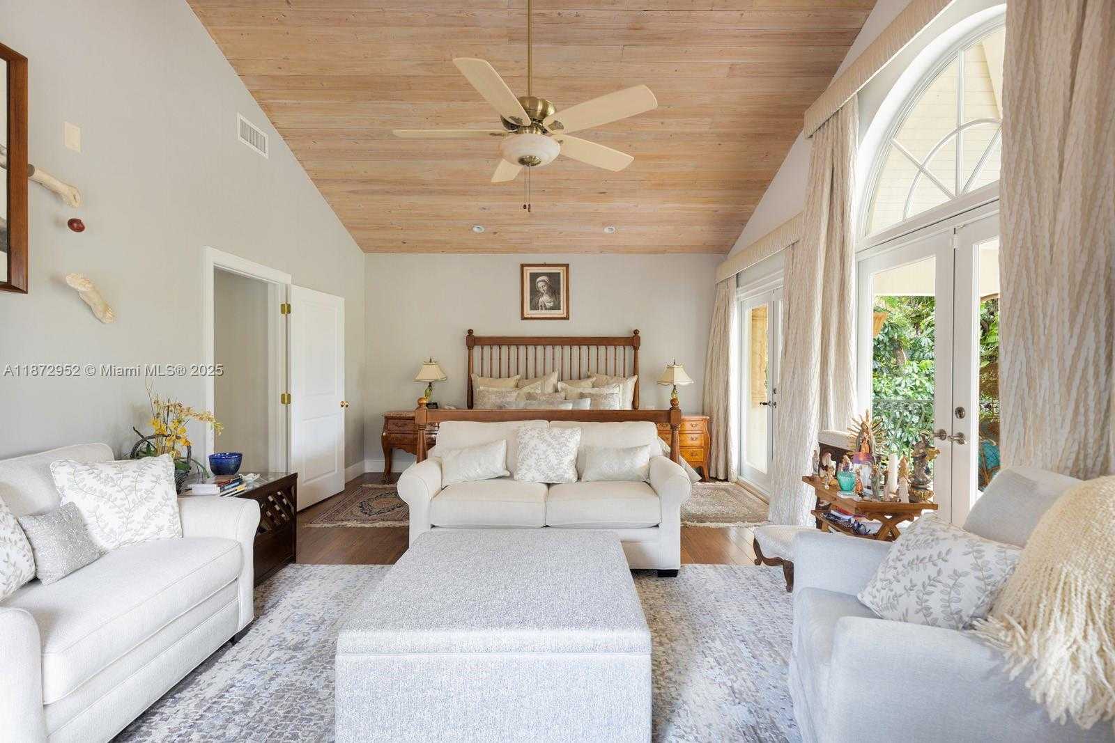 Small Image of 10100 LAKESIDE DR, Coral Gables Number 15
