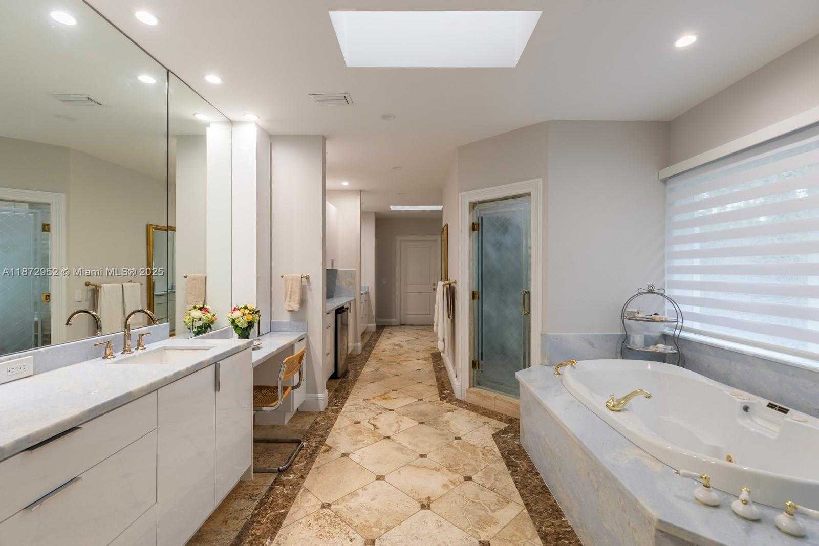 Small Image of 10100 LAKESIDE DR, Coral Gables Number 16