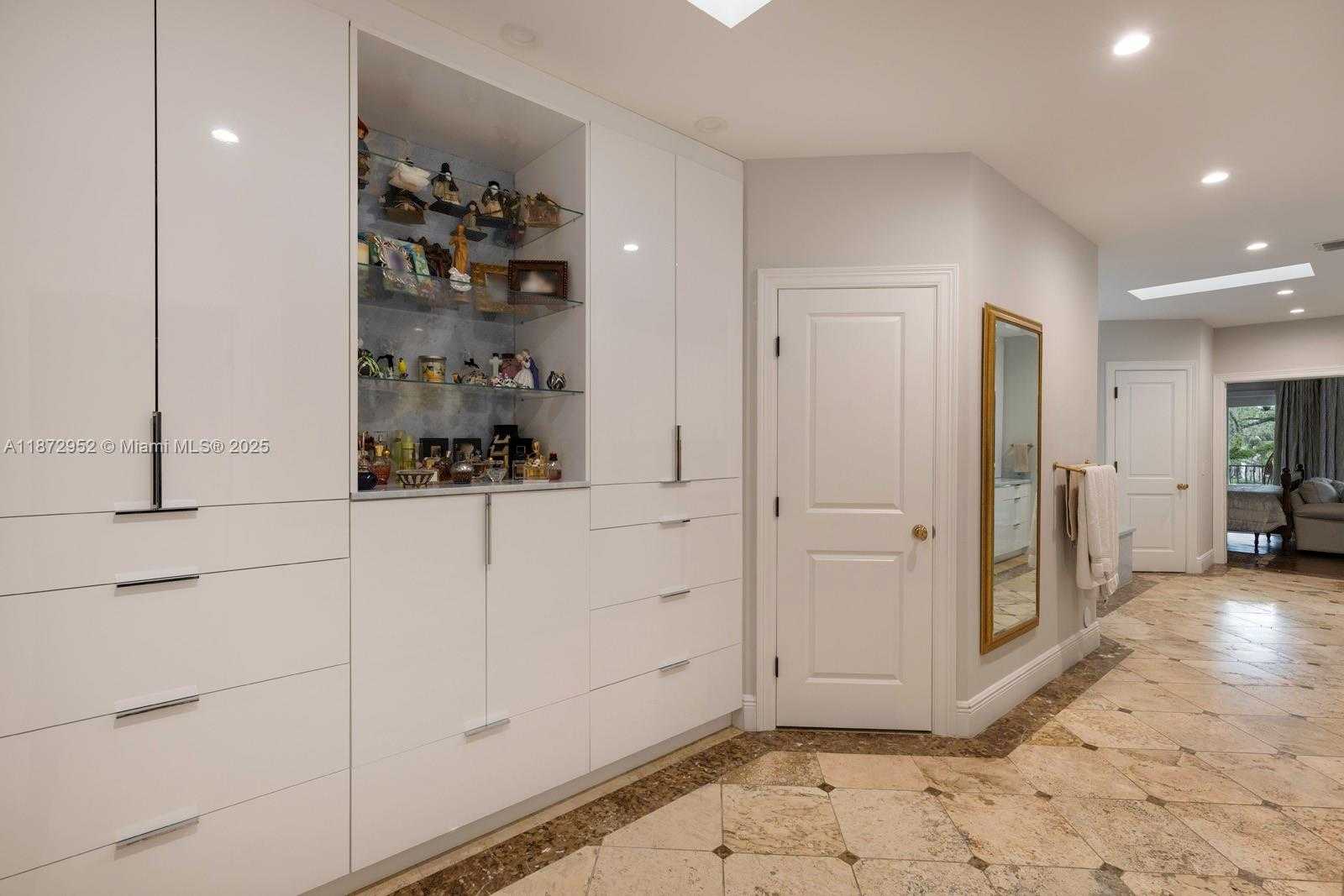 Small Image of 10100 LAKESIDE DR, Coral Gables Number 17