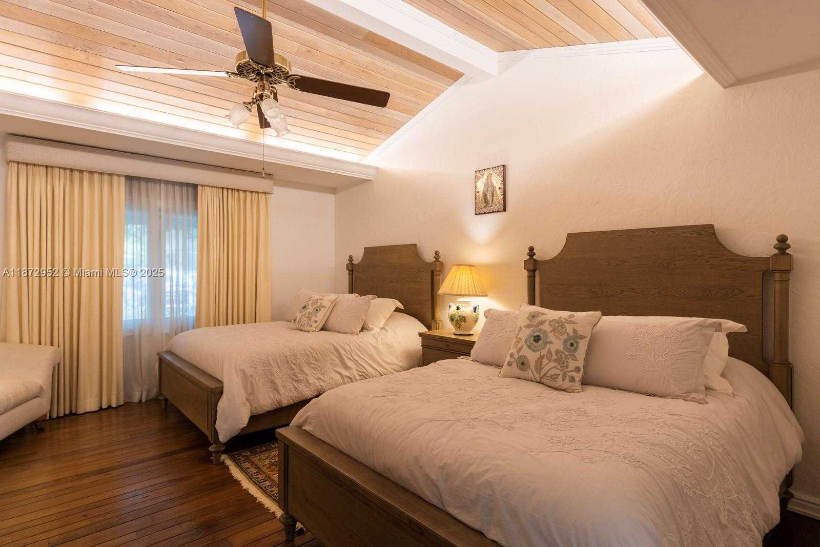 Small Image of 10100 LAKESIDE DR, Coral Gables Number 18