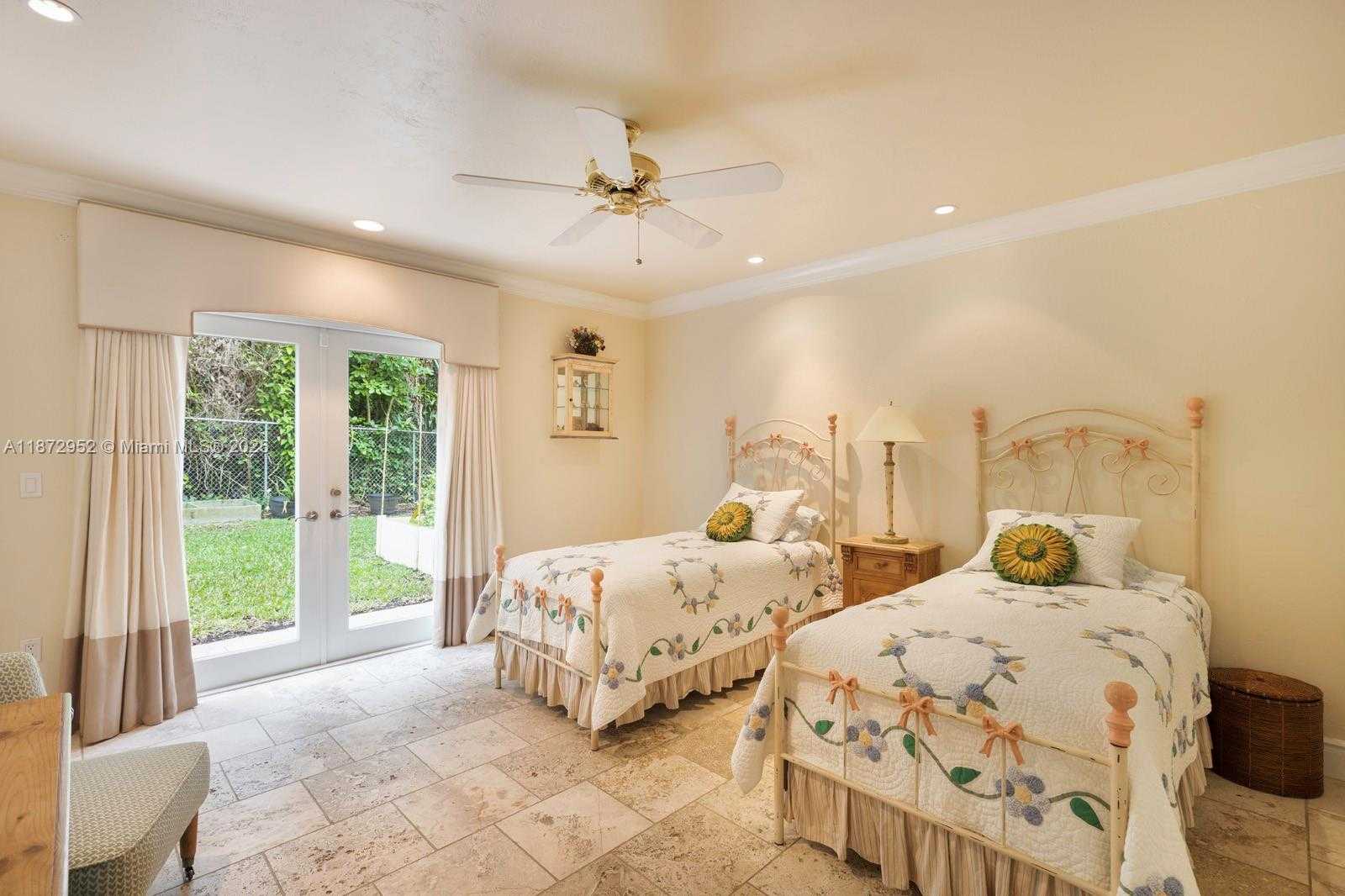 Small Image of 10100 LAKESIDE DR, Coral Gables Number 19