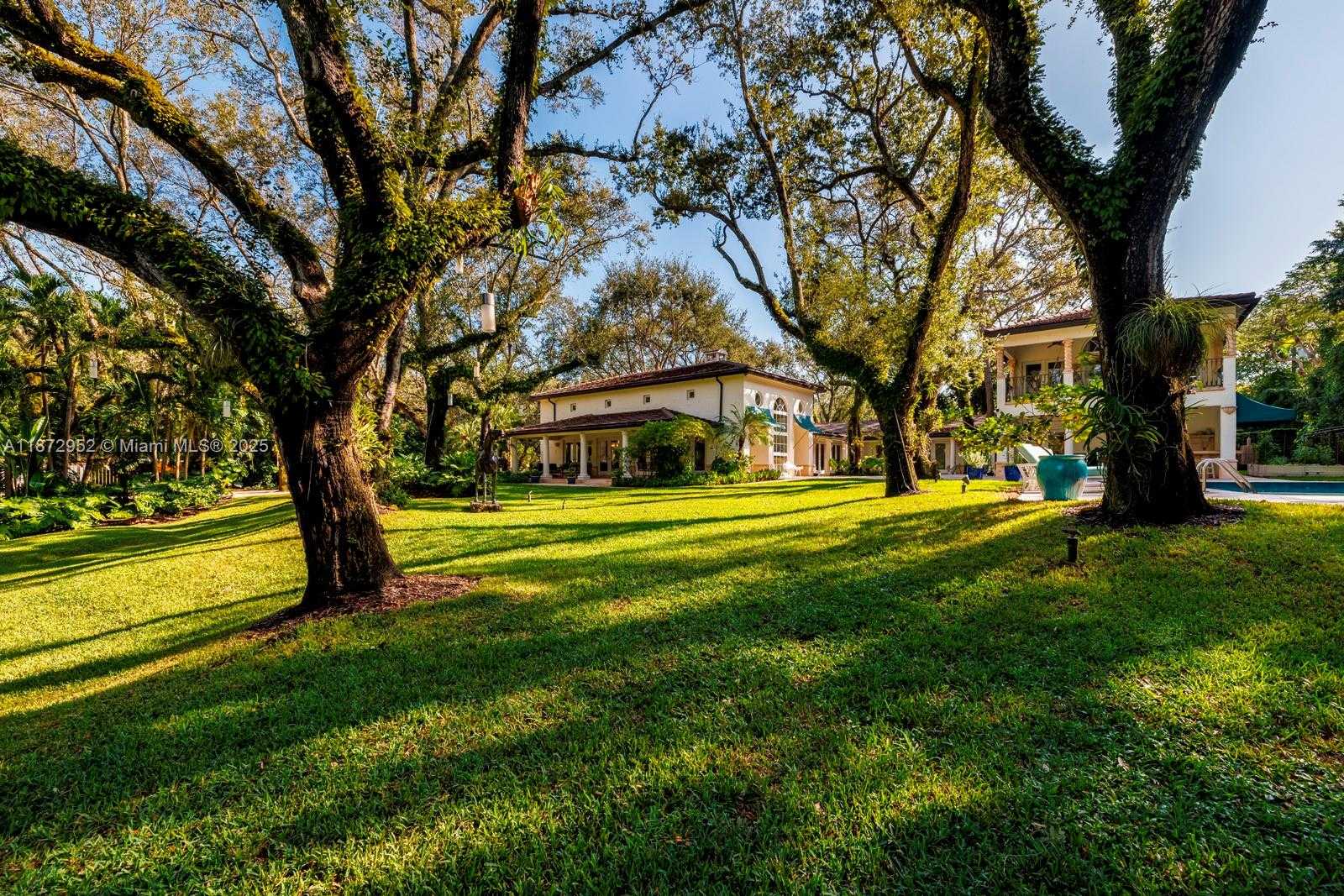 Small Image of 10100 LAKESIDE DR, Coral Gables Number 26
