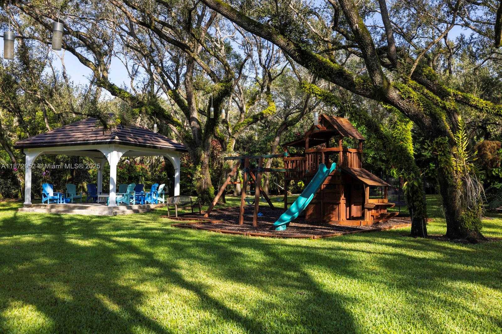 Small Image of 10100 LAKESIDE DR, Coral Gables Number 27