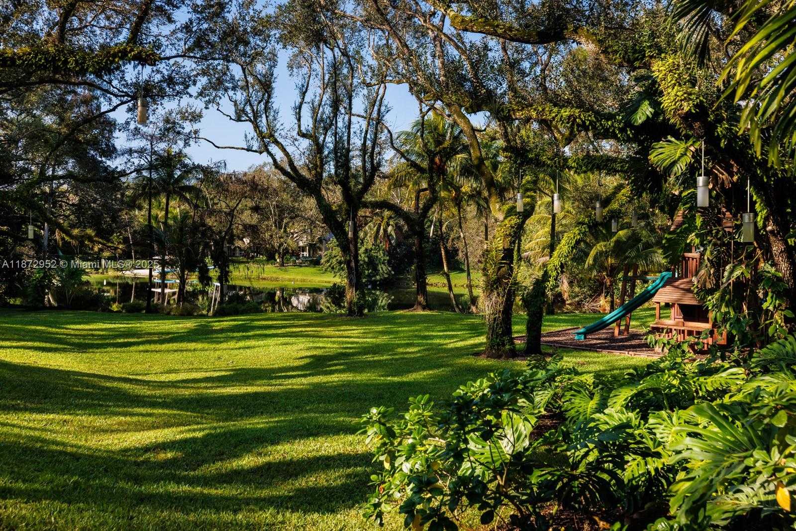 Small Image of 10100 LAKESIDE DR, Coral Gables Number 28