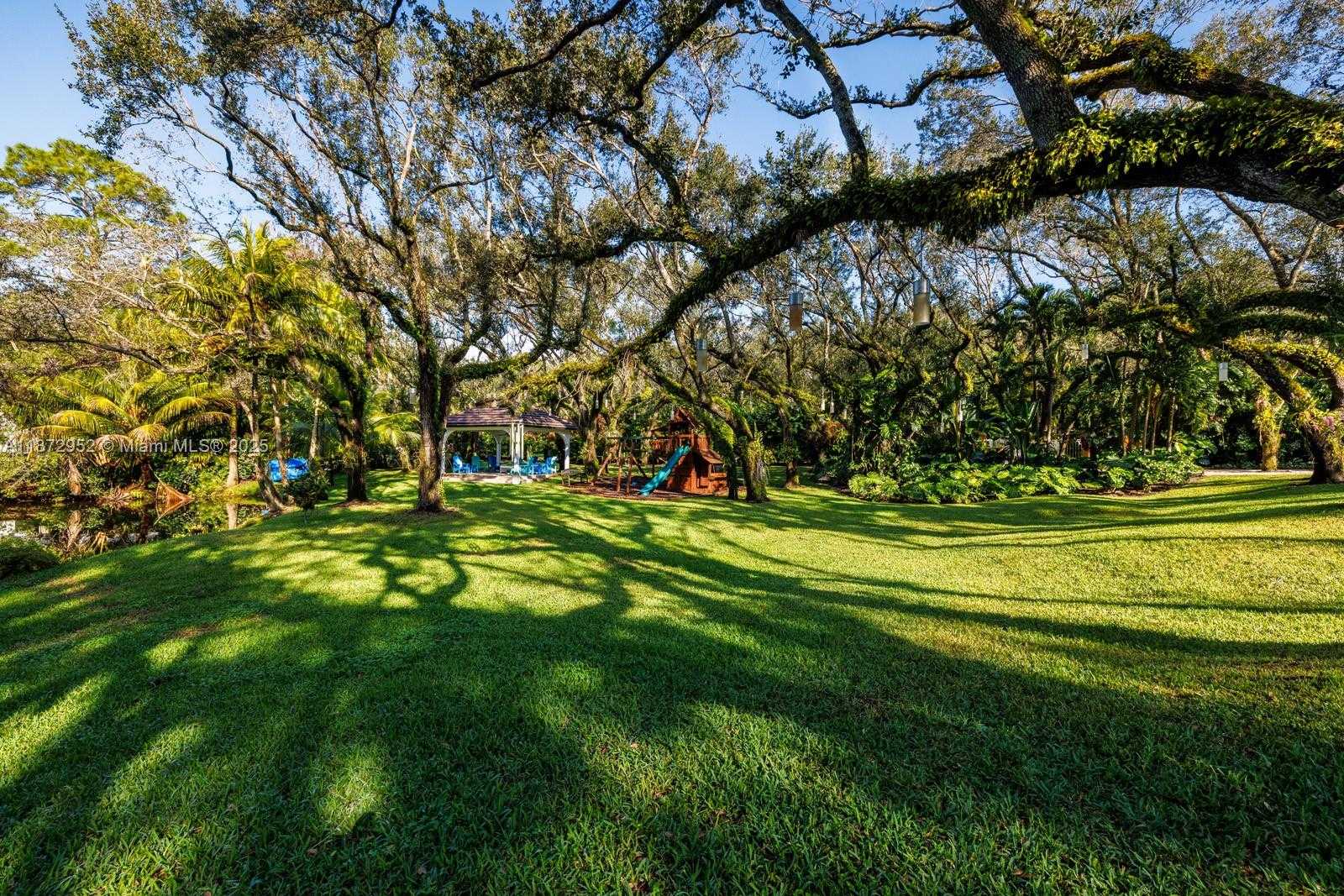 Small Image of 10100 LAKESIDE DR, Coral Gables Number 29