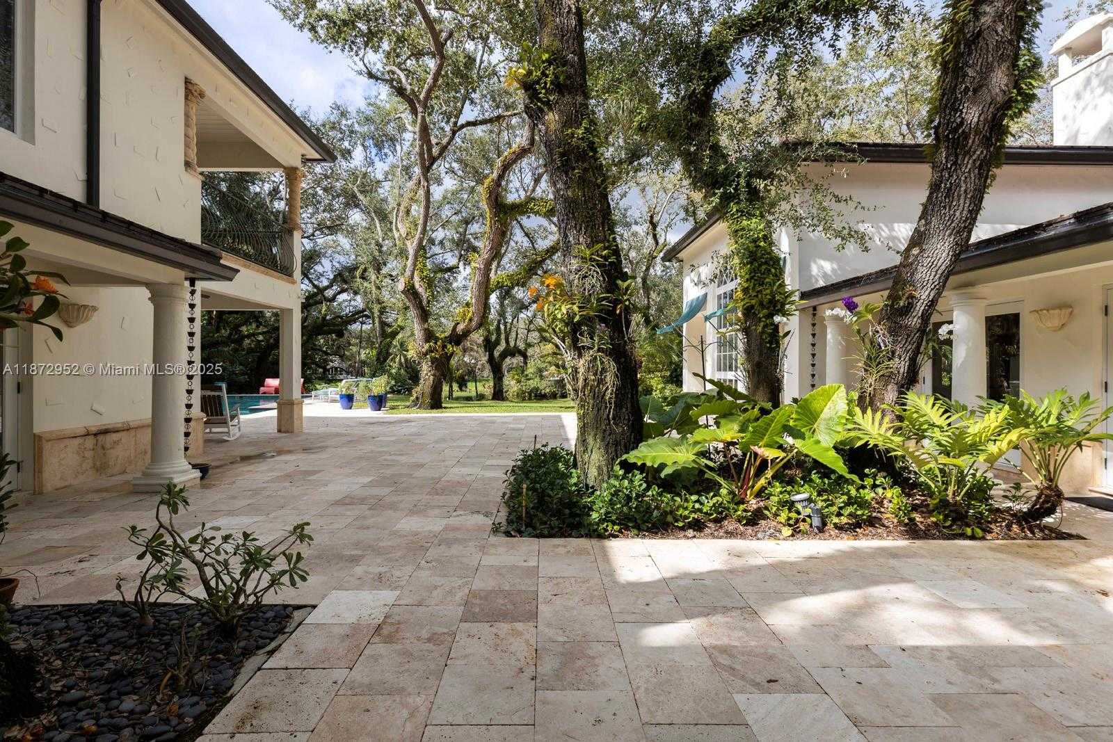 Small Image of 10100 LAKESIDE DR, Coral Gables Number 30