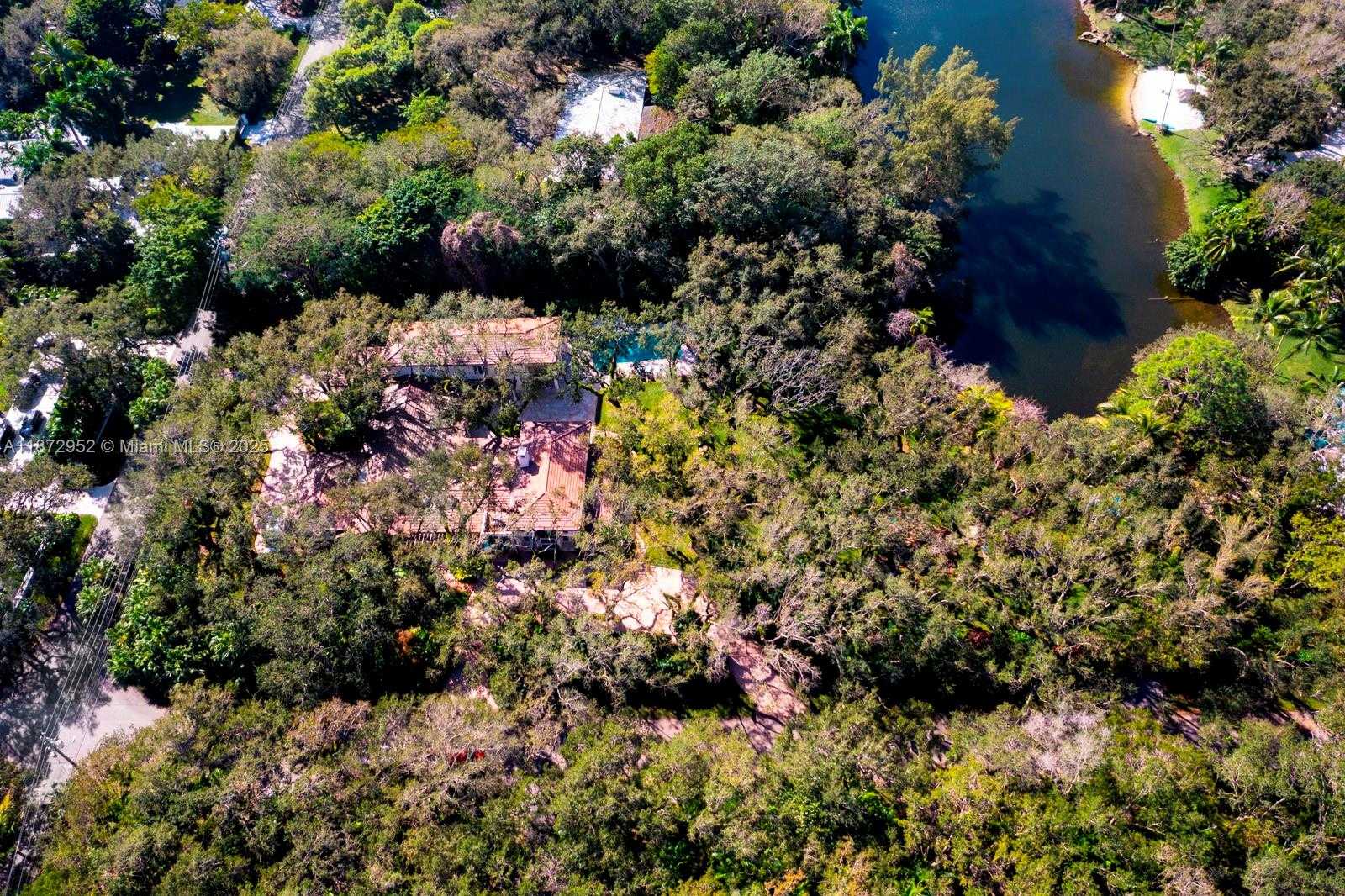 Small Image of 10100 LAKESIDE DR, Coral Gables Number 31