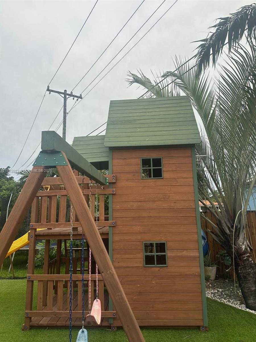 Small Image of 18120 NORTH WEST 49TH AVE, Miami Gardens Number 26