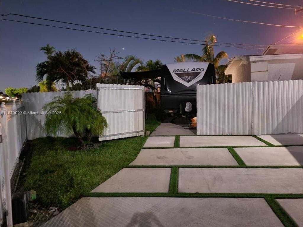 Small Image of 18120 NORTH WEST 49TH AVE, Miami Gardens Number 4